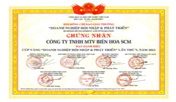 Director Le Quan Lam received a certificate of merit from the President